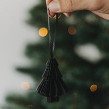 Laden Sie das Bild in den Galerie-Viewer, Eulenschnitt Papieranhänger Tanne 3er Set – Weihnachtsdeko