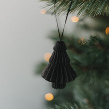 Laden Sie das Bild in den Galerie-Viewer, Eulenschnitt Papieranhänger Tanne 3er Set – Weihnachtsdeko