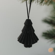 Laden Sie das Bild in den Galerie-Viewer, Eulenschnitt Papieranhänger Tanne 3er Set – Weihnachtsdeko