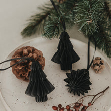 Laden Sie das Bild in den Galerie-Viewer, Eulenschnitt Papieranhänger Tanne 3er Set – Weihnachtsdeko