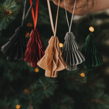 Laden Sie das Bild in den Galerie-Viewer, Eulenschnitt Papieranhänger Tanne 3er Set – Weihnachtsdeko