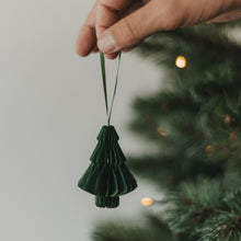 Laden Sie das Bild in den Galerie-Viewer, Eulenschnitt Papieranhänger Tanne 3er Set – Weihnachtsdeko