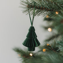 Laden Sie das Bild in den Galerie-Viewer, Eulenschnitt Papieranhänger Tanne 3er Set – Weihnachtsdeko