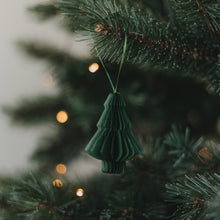Laden Sie das Bild in den Galerie-Viewer, Eulenschnitt Papieranhänger Tanne 3er Set – Weihnachtsdeko
