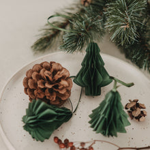 Laden Sie das Bild in den Galerie-Viewer, Eulenschnitt Papieranhänger Tanne 3er Set – Weihnachtsdeko