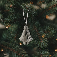 Laden Sie das Bild in den Galerie-Viewer, Eulenschnitt Papieranhänger Tanne 3er Set – Weihnachtsdeko