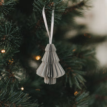Laden Sie das Bild in den Galerie-Viewer, Eulenschnitt Papieranhänger Tanne 3er Set – Weihnachtsdeko