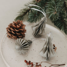 Laden Sie das Bild in den Galerie-Viewer, Eulenschnitt Papieranhänger Tanne 3er Set – Weihnachtsdeko
