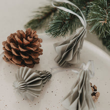 Laden Sie das Bild in den Galerie-Viewer, Eulenschnitt Papieranhänger Tanne 3er Set – Weihnachtsdeko