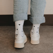 Laden Sie das Bild in den Galerie-Viewer, Socken mit Herzen Schwarz | Matching Socken für Gross &amp; Klein