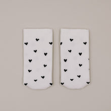 Laden Sie das Bild in den Galerie-Viewer, Socken mit Herzen Schwarz | Matching Socken für Gross &amp; Klein