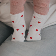 Laden Sie das Bild in den Galerie-Viewer, Babysocken Allover Herzen rot