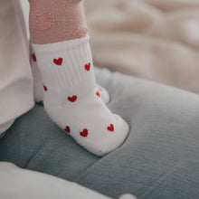 Laden Sie das Bild in den Galerie-Viewer, Babysocken Allover Herzen rot