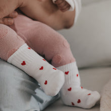 Laden Sie das Bild in den Galerie-Viewer, Babysocken Allover Herzen rot