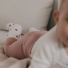 Laden Sie das Bild in den Galerie-Viewer, Babysocken Allover Herzen rot