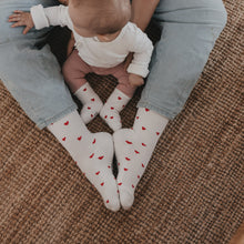 Laden Sie das Bild in den Galerie-Viewer, Babysocken Allover Herzen rot