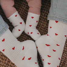 Laden Sie das Bild in den Galerie-Viewer, Babysocken Allover Herzen rot