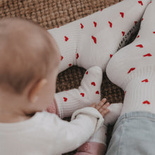 Laden Sie das Bild in den Galerie-Viewer, Babysocken Allover Herzen rot