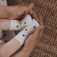 Laden Sie das Bild in den Galerie-Viewer, Babysocken Allover Herzen schwarz