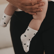 Laden Sie das Bild in den Galerie-Viewer, Babysocken Allover Herzen schwarz