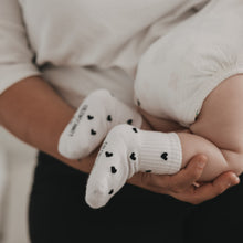 Laden Sie das Bild in den Galerie-Viewer, Babysocken Allover Herzen schwarz