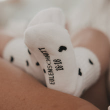Laden Sie das Bild in den Galerie-Viewer, Babysocken Allover Herzen schwarz