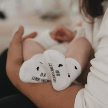 Laden Sie das Bild in den Galerie-Viewer, Babysocken Allover Herzen schwarz
