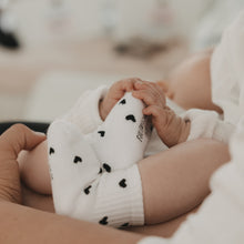 Laden Sie das Bild in den Galerie-Viewer, Babysocken Allover Herzen schwarz