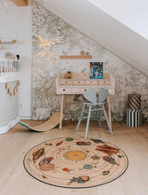 Laden Sie das Bild in den Galerie-Viewer, Kork Kinderteppich - Spielteppich - Up to Space - Rund