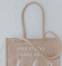 Laden Sie das Bild in den Galerie-Viewer, Jutetasche „Hier steckt ganz viel Liebe drin“