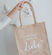 Laden Sie das Bild in den Galerie-Viewer, Jutetasche „Hier steckt ganz viel Liebe drin“