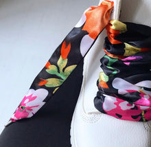 Laden Sie das Bild in den Galerie-Viewer, Schnürsenkel - Flower Black Scarf
