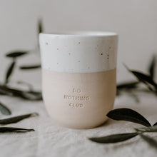Laden Sie das Bild in den Galerie-Viewer, Steingut Becher - Tasse - Do nothing club - Handmade