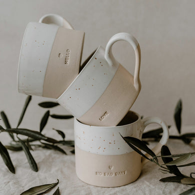 Steingut Tasse - Love - No Bad Days oder Hello